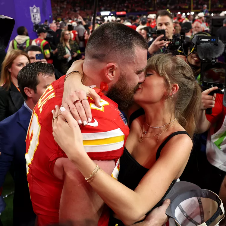 Taylor Swift and Travis Kelce celebrating